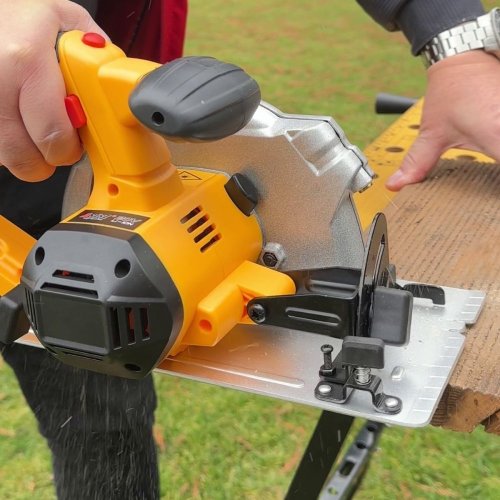 Aku ruční okružní pila 20V s laserem ASIST AE5KR20A, řada AKU GANG!